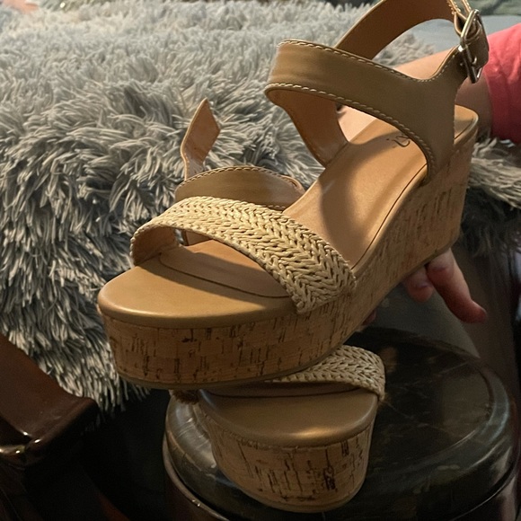 Super cute wedges! Perfect for summer! Size 9 - Picture 2 of 4
